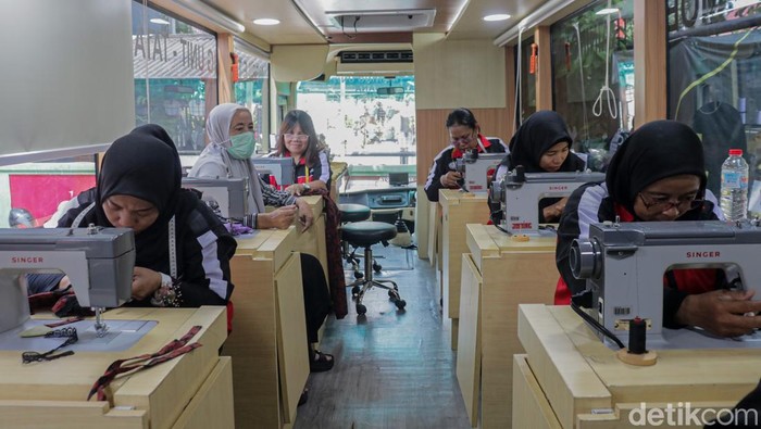 Peserta mengikuti Ujian Sertifikasi Profesi menjahit atau tata busana yang diselenggarakan Pusat Pelatihan Kerja Daerah (PPKD) Jakarta Timur di Aula Kantor Kelurahan Jatinegara, Pulogadung, Jakarta Timur, Selasa (12/5/2026). Kegiatan ini diikuti 10 warga Kelurahan Jatinegara dari berbagai elemen masyarakat untuk meningkatkan keterampilan kerja di bidang tata busana.