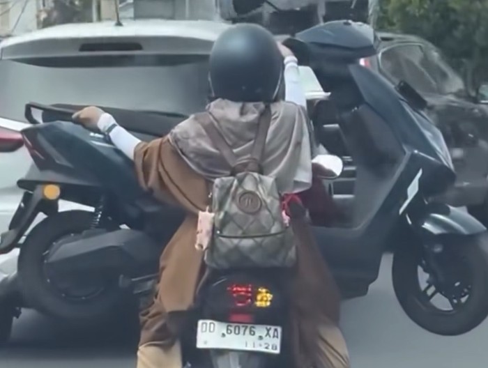 Polisi Cari Emak-emak di Makassar yang Viral Angkut Motor Pakai Motor