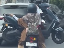 Polisi Cari Emak-emak di Makassar yang Viral Angkut Motor Pakai Motor