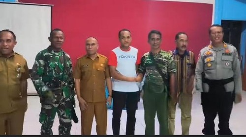 Wakil Bupati Ignasius Boli Uran (kedua dari kiri) bersama Kepala Desa Narasaosina (baju putih) Yandris Toland sedang berjabat tangan dengan Kades Waiburak, Muhamad Saleh (baju loreng). (Istimewa)