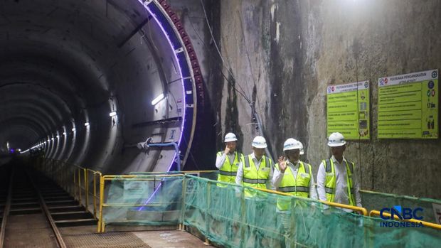 Wakil Presiden RI, Gibran Rakabuming Raka saat meninjau site project MRT Fase 2A Harmoni-Sawahbesar di Jakarta, Selasa (12/5/2026). (CNBC Indonesia/Faisal Rahman)