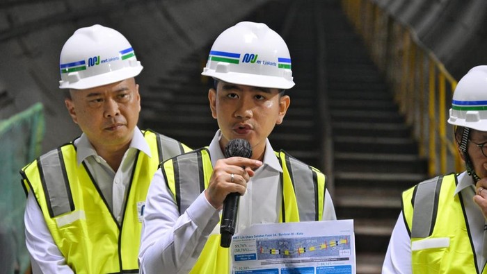 Wakil Presiden RI Gibran Rakabuming Raka didampingi Menteri Perhubungan Dudy Purwagandhi meninjau proyek pembangunan MRT Fase 2A Bundaran HI-Kota, Selasa (12/5). Dalam kesempatan ini, Wapres Gibran dan Menhub Dudy menyusuri area konstruksi Stasiun Sa