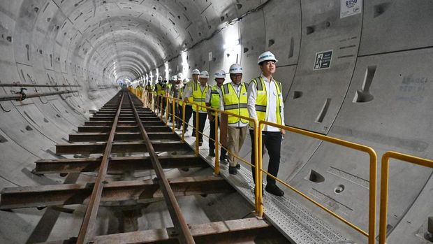 Wakil Presiden RI Gibran Rakabuming Raka didampingi Menteri Perhubungan Dudy Purwagandhi meninjau proyek pembangunan MRT Fase 2A Bundaran HI-Kota, Selasa (12/5). Dalam kesempatan ini, Wapres Gibran dan Menhub Dudy menyusuri area konstruksi Stasiun Sawah Besar hingga Stasiun Harmoni.