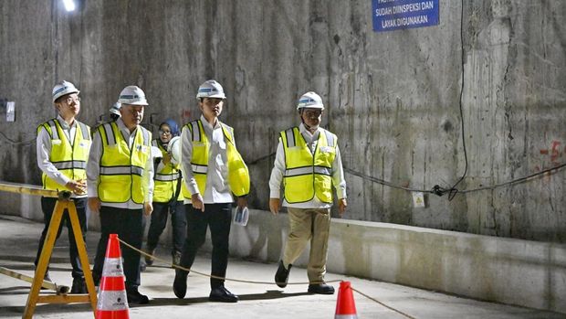 Wakil Presiden RI Gibran Rakabuming Raka didampingi Menteri Perhubungan Dudy Purwagandhi meninjau proyek pembangunan MRT Fase 2A Bundaran HI-Kota, Selasa (12/5). Dalam kesempatan ini, Wapres Gibran dan Menhub Dudy menyusuri area konstruksi Stasiun Sawah Besar hingga Stasiun Harmoni.
