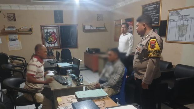 Warga Bergas, T (37) yang melakukan pemukulan di Bandungan, Kabupaten Semarang ditangkap polisi. Warga Bergas, T (37) yang melakukan pemukulan di Bandungan, Kabupaten Semarang ditangkap polisi.
