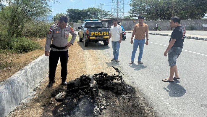 Warga di Palu bakar motor pencuri LPG yang kabur usai kepergok beraksi.