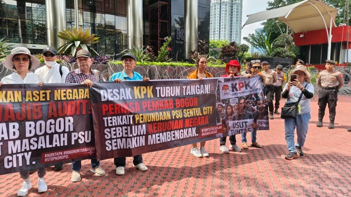 Warga gelar aksi di depan gedung KPK