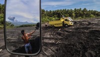Pasir tersebut dijual sekitar Rp600 ribu per kubik untuk bahan bangunan di wilayah setempat. ANTARA FOTO/Andri Saputra