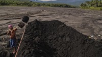 Material pasir sisa erupsi Gunung Dukono yang memenuhi jalur lahar dingin dimanfaatkan sebagian warga sebagai sumber mata pencaharian. ANTARA FOTO/Andri Saputra