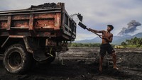 Seorang warga menaikkan pasir ke atas truk di area bekas banjir lahar dingin di Desa Mamuya, Kecamatan Galela, Kabupaten Halmahera Utara, Maluku Utara, Selasa (12/5/2026). ANTARA FOTO/Andri Saputra