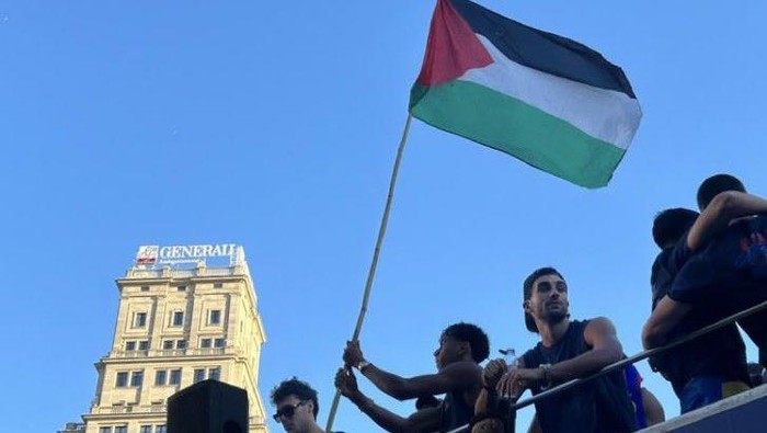Yamal Kibarkan Bendera Palestina