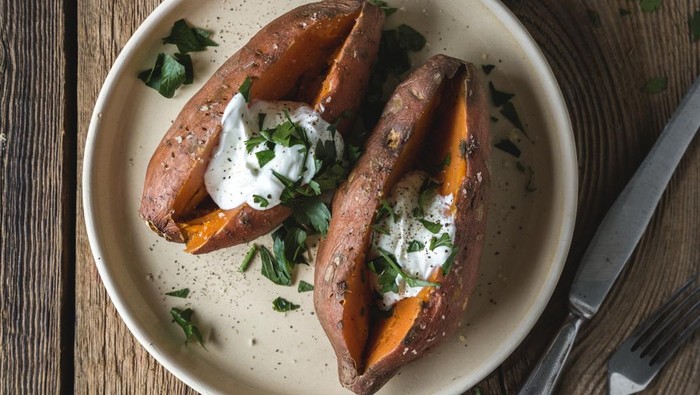 Baked sweet potato with cream cheese, yogurt and fresh herbs