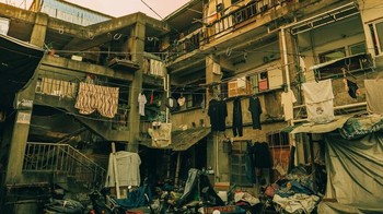 Para pekerja konstruksi di kawasan kumuh Brasil membangun dan memperbaiki rumah di lahan yang tidak stabil dengan alat seadanya tanpa jaminan keselamatan formal. Selain risiko fisik seperti terjatuh atau tersengat listrik, mereka juga harus menghadapi potensi kekerasan dari geng lokal yang menguasai wilayah tersebut. Foto: BoredPanda