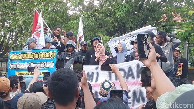 Aksi demo di depan Polresta Pati, Rabu (13/5/2026).