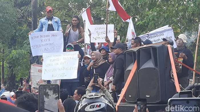 Aksi demo di depan Polresta Pati, Rabu (13/5/2026).