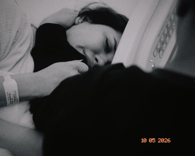 Tidak mudah, beberapa foto memperlihatkan Alyssa yang harus menahan sakitnya kontraksi. Namun ia tak sendirian. Sang suami, Al Ghazali, ssetia mendampingi selama proses persalinan. Foto: Instagram/@alyssadaguise