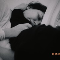 Tidak mudah, beberapa foto memperlihatkan Alyssa yang harus menahan sakitnya kontraksi. Namun ia tak sendirian. Sang suami, Al Ghazali, ssetia mendampingi selama proses persalinan. Foto: Instagram/@alyssadaguise