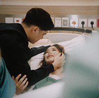 Proses persalinan berlangsung haru. Alyssa pun tak kuasa menahan air mata saat mengetahui sang putri sudah terlahir ke dunia. Foto: Instagram/@alyssadaguise