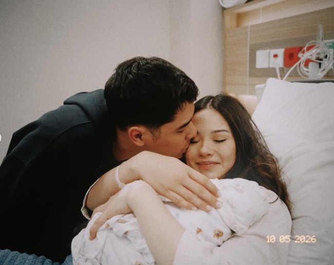 Tak hanya dibanjiri ucapan selamat, Alyssa juga mendapat beragam pujian, termasuk dari ibu mertuanya, Maia Estianty. Wanita kuat and cantiknya AL Ghazali, tulis Maia. Foto: Instagram/@alyssadaguise