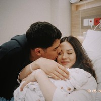 Tak hanya dibanjiri ucapan selamat, Alyssa juga mendapat beragam pujian, termasuk dari ibu mertuanya, Maia Estianty. Wanita kuat and cantiknya AL Ghazali, tulis Maia. Foto: Instagram/@alyssadaguise