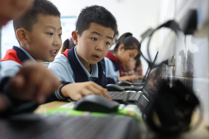 Anak sekolah di wilayah Zhangxian, Provinsi Gansu, China yang tengah belajar komputer berbasis AI pada September 2025 lalu.