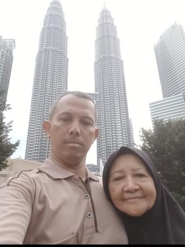 Anak Temukan Ibu Warga Batang, Anto, bersama ibunya, Gim Suyati, yang berhasil dia temukan usai terpisah 31 tahun di Malaysia.