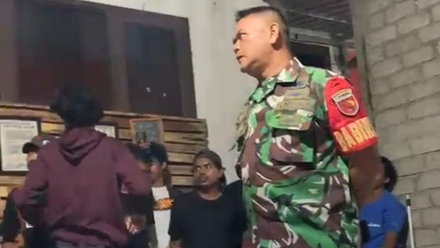 Anggota TNI bersama sekuriti kampus membubarkan nonton bareng film Pesta Babi di Universitas Khairun Ternate. Anggota TNI bersama sekuriti kampus membubarkan nonton bareng film Pesta Babi di Universitas Khairun Ternate.