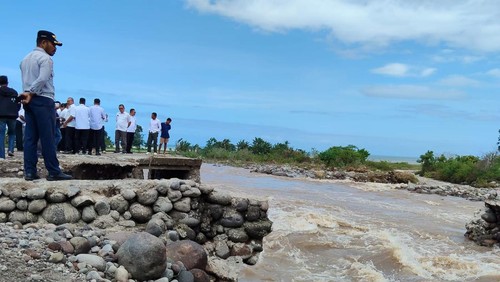 Banjir hancurkan crossway Wae Musur, Desa Beangencung, Kecamatan Rana Mese, Manggarai Timur, NTT, Rabu (13/5/2026). (Dok. Theo Pamput).