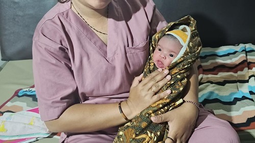 Bayi yang dilahirkan di atas kapal feri dalam perjalanan ke Kota Kupang, Selasa (12/5/2026).
