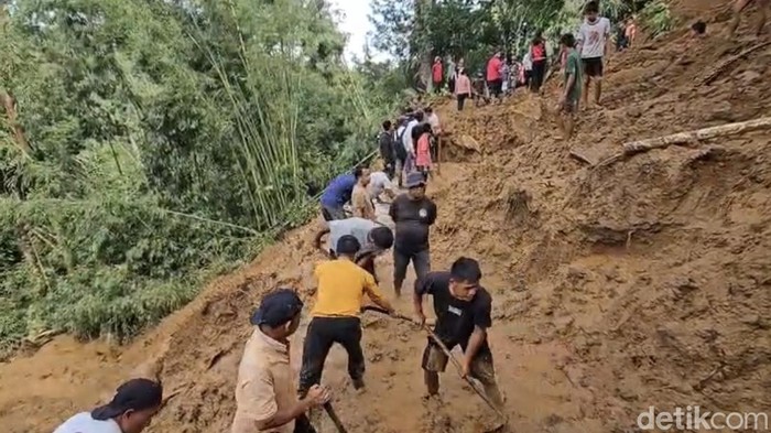 Longsor yang menimbun badan jalan di Limapuluh Kota