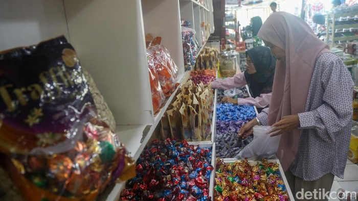 Menjelang Idul Adha, permintaan oleh-oleh haji di sejumlah pusat perbelanjaan Jakarta mulai meningkat. Salah satu lokasi yang ramai diserbu pembeli yakni kawasan Tanah Abang, Jakarta, yang dikenal sebagai pusat penjualan berbagai perlengkapan dan oleh-oleh khas Timur Tengah.