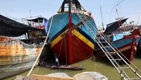Bagi banyak awak kapal, tinggal di darat berarti kehilangan satu-satunya mata pencaharian mereka. Para nelayan berharap pemerintah menghadirkan kebijakan untuk membantu sektor perikanan tetap bertahan. REUTERS/Willy Kurniawan
