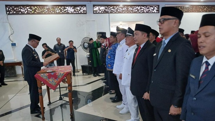 Bupati Empat Lawang Joncik Muhammad melantik 10 Kepala Dinas.