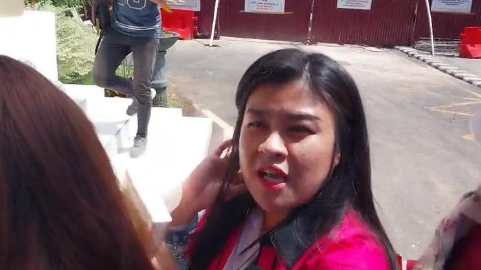 Bupati Sitaro Chyntia Ingrid Kalangit saat menjalani pemeriksaan sebagai tersangka kasus korupsi di Kantor Kejati Sulut.
