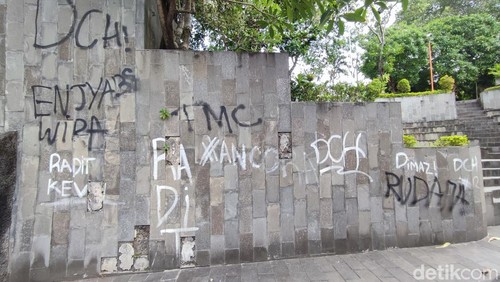 Corat-coret aksi vandalisme di Taman Kota Lumintang, Desa Dauh Puri Kaja, Denpasar, Bali. (Foto: Ahmad Firizqi Irwan/detikBali)