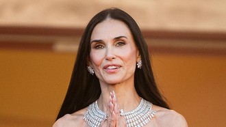 Demi Moore Glamor dengan Gaun Body-fit di Cannes, Lengan Berototnya Disorot