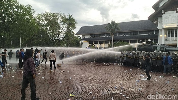 Polisi membubarkan massa demo tuntut cabut JKA