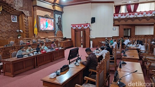 DPRD dan DLHK Kota Denpasar saat menggelar rapat bersama terkait permasalahan sampah, Rabu (13/5/2026).