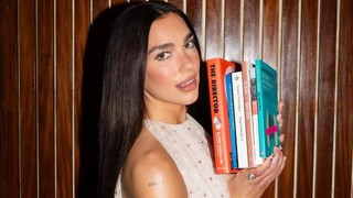 Dua Lipa Geek Banget Sama Sastra: Buku yang Melunakkan Hati Saya