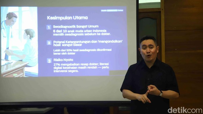 Fenomena swadiagnostik medis kini semakin marak di tengah masyarakat seiring mudahnya akses informasi kesehatan melalui media sosial dan internet. Banyak orang mencoba menebak penyakit yang dialami hanya berdasarkan gejala yang dirasakan, kemudian membandingkannya dengan informasi dari video pendek, artikel, maupun pengalaman orang lain di dunia maya. Kondisi ini dinilai berbahaya karena dapat menimbulkan kesalahan penanganan terhadap penyakit yang sebenarnya membutuhkan pemeriksaan medis lebih lanjut.