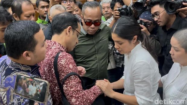 Eks Mendikbudristek Nadiem Anwar Makarim memeluk mencium ortu dan istri usai dituntut 18 tahun penjara dalam kasus dugaan korupsi pengadaan laptop Chromebook. (Mulia B/detikcom)