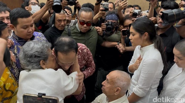 Eks Mendikbudristek Nadiem Anwar Makarim memeluk mencium ortu dan istri usai dituntut 18 tahun penjara dalam kasus dugaan korupsi pengadaan laptop Chromebook. (Mulia B/detikcom)
