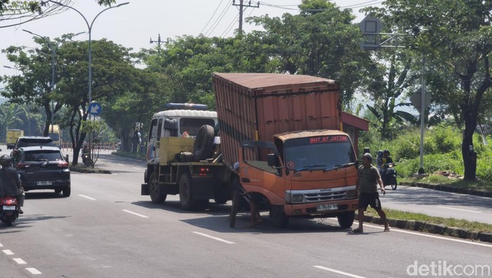 Evakuasi truk terguling di SPBU 55.501.44 Silayur, Kecamatan Ngaliyan, Kota Semarang, Rabu (13/5/2026).