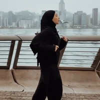 Ide OOTD Hijab untuk Lari ala Nikita Willy, Longgar dan Sopan