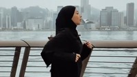 Ide OOTD Hijab untuk Lari ala Nikita Willy, Longgar dan Sopan