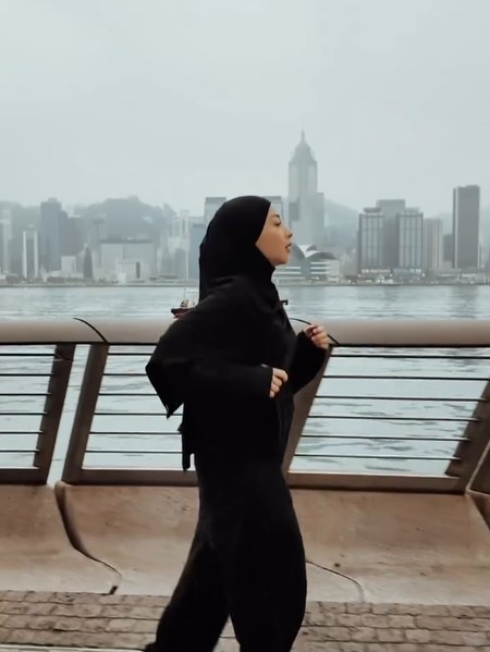 Ide OOTD Hijab untuk Lari ala Nikita Willy, Longgar dan Sopan