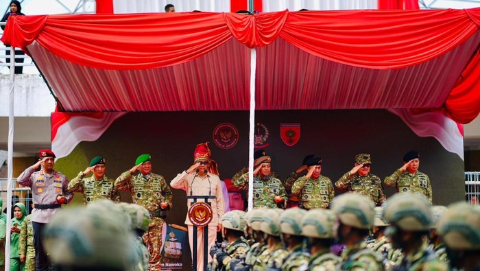 Gubernur Sulsel Andi Sudirman Sulaiman mendampingi Wamenhan Marsekal TNI (Purn) Donny Ermawan menghadiri pengukuhan 500 Komcad ASN Pemprov Sulsel. Dokumen Istimewa