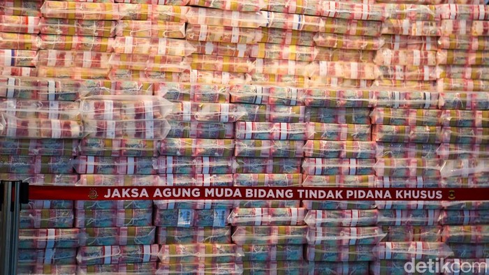 Tumpukan uang pecahan rupiah ditampilkan jelang konferensi pers di Lapangan Utama Kejaksaan Agung, Jakarta, Rabu (13/5/2026). Uang tersebut terkait penyerahan denda administrasi dan lahan kawasan hutan hasil penindakan hukum. Nilai denda yang disiapkan mencapai Rp10,27 triliun. Seluruh uang terdiri atas pecahan Rp100 ribu yang telah dikelompokkan dan disusun rapi.