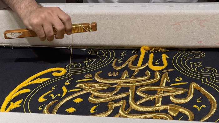 Pekerja menyulam kain kiswah dengan benang emas di King Abdulaziz Complex, Kota Makkah, Arab Saudi, Selasa (12/5/2026). Pabrik yang telah memproduksi kiswah untuk Kabah berturut-turut sekitar 100 tahun tersebut juga memproduksi kiswah yang dibuat untuk menutupi makam Nabi Muhammad SAW di Madinah. ANTARA FOTO/Citro Atmoko/app/kye