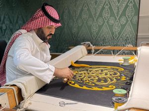 Wagub Makkah Serahkan Kiswah Kabah Baru kepada Penjaga Gerbang Masjidil Haram